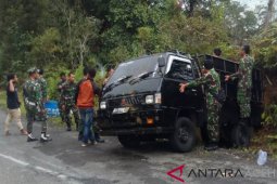 TNI evakuasi mobil pengangkut ikan segar di Gunung Singgah Mata