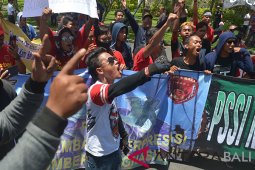 Kongres PSSI didemo suporter sepak bola