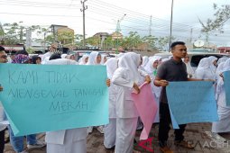 Tenaga kontrak RSUD Meulaboh gelar demo, tuntut pembayaran gaji