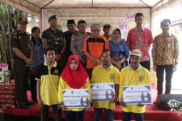 Empat Petugas Kebersihan Terima Hadiah Umrah