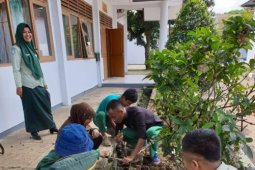 Mahasiswa Polbangtan Bogor buat 1,000 lubang biopori