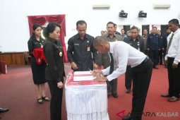 Karolin serahkan SK pengangkatan 96 CPNS