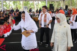 Iriana Jokowi hadiahi "Laptop" Bagi Pelajar di Banyuwangi