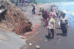 Waspadai Abrasi Susulan, Polres Lumajang Pasang "Police line" di Pantai Tegalbanteng