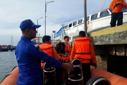 Pemancing ikan jatuh ke laut ditemukan selamat