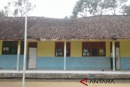 Siswa  SDN Jayamekar belajar di bawah ancaman atap ambruk