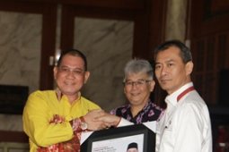 Bupati Kotabaru Terima Penghargaan Pengembangan Transportasi Antarpulau