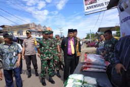 Bupati Nasir tinjau pasar murah Bulog - TNI