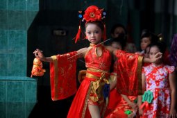 "Oriental Touch" cheongsam perayaan Imlek lebih modern