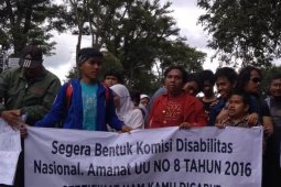 Di Bandung penyandang disabilitas aksi berjalan mundur