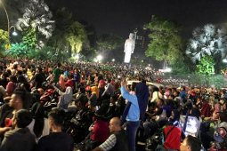 Tak Ada Pesta Kembang Api, Ribuan Orang Rayakan Tahun Baru di Grahadi