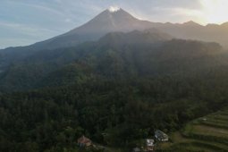 Gunung Merapi dua kali luncurkan guguran lava pijar