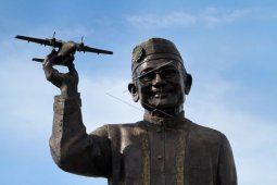 Patung BJ Habibie di Gorontalo