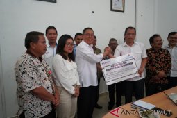 Inalum tanam pohon di lahan kritis