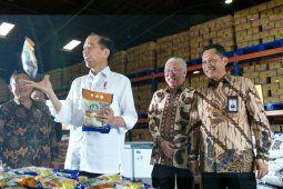 Presiden Jokowi tinjau stok bahan pokok beras