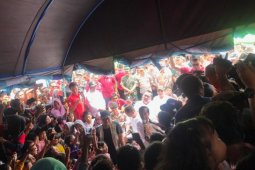 Presiden Joko Widodo menyempatkan bermain bersama anak-anak korban tsunami