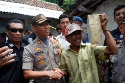 Kapolres Lumajang Berikan Gaji Sebulan kepada Warga Penangkap Maling Sapi