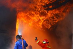 Pabrik kasur terbakar
