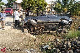 Mobil ASN Mukomuko terguling setelah tabrak anjing