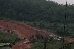 Basarnas Cari Korban Longsor Cisolok Secara Manual