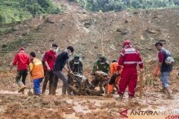 Anjing pelacak dikerahkan untuk mencari korban longsor di Sukabumi