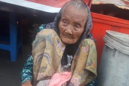 Nini Ijum, usia boleh tua berjualan jalan terus