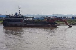 Nelayan swadaya keruk muara di gampong Jawa
