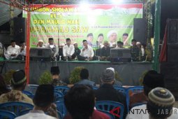 Warga Plumbon Cirebon bersholawat pada malam pergantian tahun