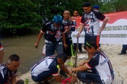 Polisi Bangka Barat tanam pohon di Pantai Kundi