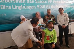 2.000 petugas kebersihan dan Pol PP Bandung divaksin
