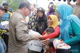 Bupati berikan bantuan