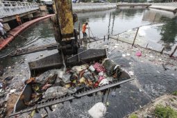 Pasukan kuning bersihkan sungai Singkawang