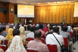 Risma Beri Pengarahan Ratusan Pemilik Toko Kelontong di Kota Surabaya