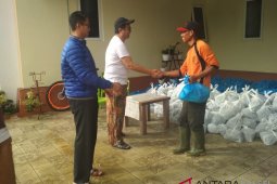 Entrepreneur H Chairul shares with HST's yellow troops