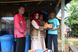 Bupati bantu warga korban disambar petir