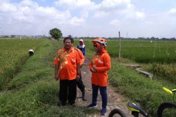 Ning Ita Pantau Aliran Sungai Sembari Gowes
