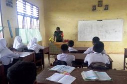 TNI ajak siswa pupuk rasa persatuan