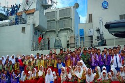 Pelajar serbu KRI Fatahillah "Open Ship" di Dermaga Trisakti
