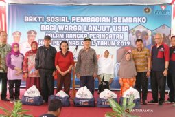 HPN 2019, Pemprov Jatim Bagikan Paket Sembako untuk Lansia