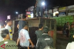 Truk berisi batu bara terguling di jalan Salak
