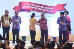 Rini Soemarno Terima Penghargaan Menteri Peduli Pers