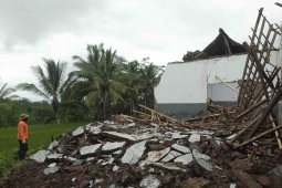 Ruangan Kelas MTS Fathur Rahman Jember Ambruk, Siswa Diliburkan (Video)