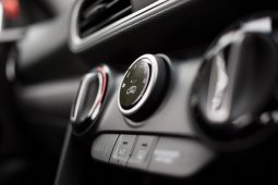 Ini Solusi Auto2000 Agar AC Mobil Tidak Kurang Dingin