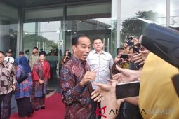 Presiden menyapa masyarakat di Hari Pers Nasional