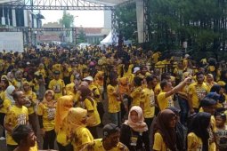 Warga berpesta saling lumerin cokelat di Garut