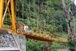 Pembangunan jembatan gantung daerah terpencil