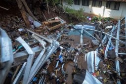 Seorang warga Bandung hanyut terbawa banjir