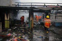 Pasar Kilometer Tanjung Perak Terbakar