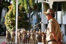 Pejabat Sekda Pimpin apel perdana