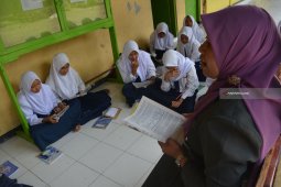 Siswa MTS Belajar Di Teras
